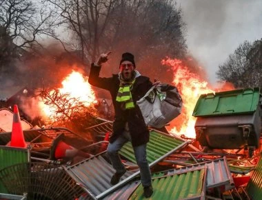 Μακρόν μετά την εισβολή στο υπ.Τύπου: Τα “κίτρινα γιλέκα” επιτέθηκαν κατά της Δημοκρατίας